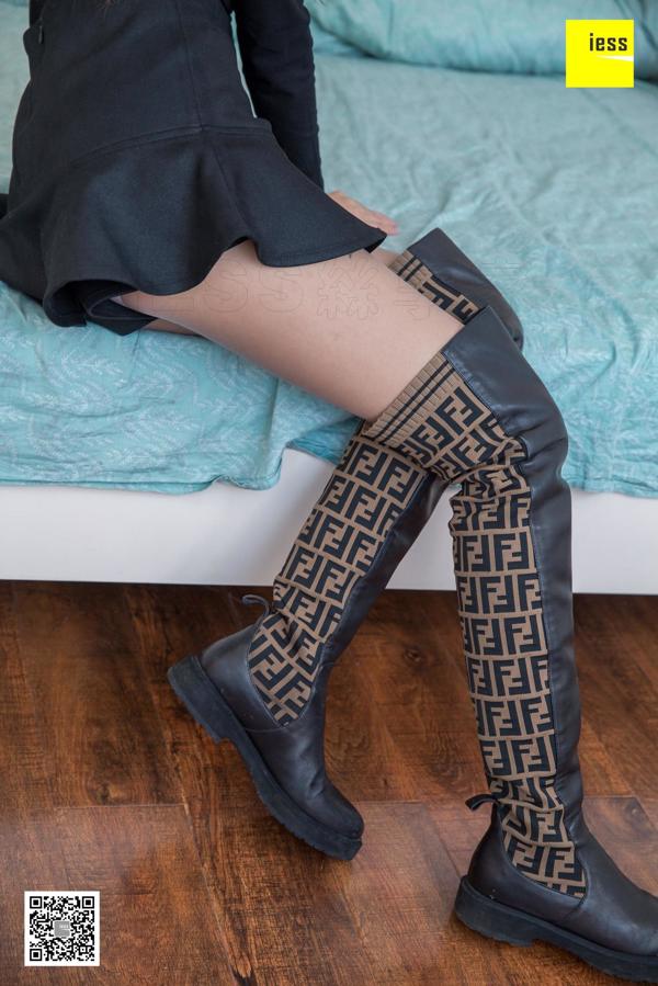 Model Xiaohan "Stiefel werden in Sekunden zu High Heels" [Ausgabe an IESS]
