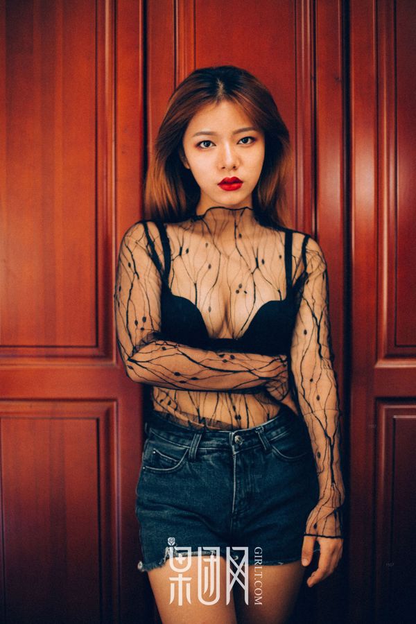 Cô gái sexy với ngực ngắn, mông và lụa đen [果 团 网 Girlt] No.068